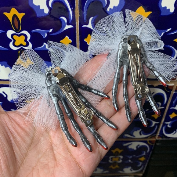 Pair Skeleton hands hair clips Halloween hair accessories - Picture 2 of 9